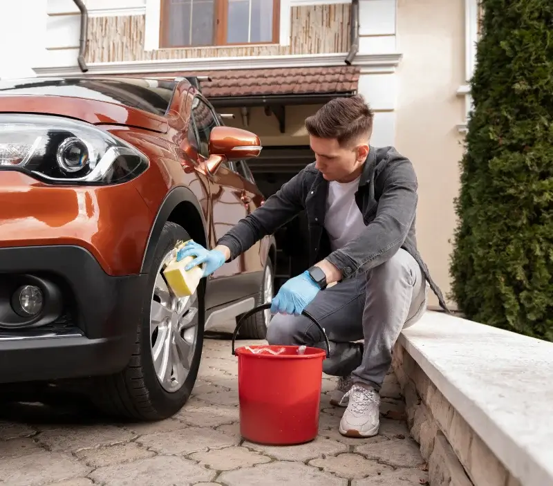 Lavage auto à domicile Locquénolé : professionnel intervenant sur un véhicule